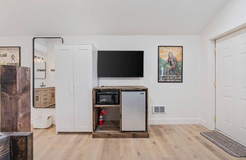 St. Charles Cabina | #8 Bigfoot Cabin! Newly Remodeled! AC!