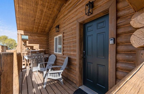 St. Charles Cabina | #8 Bigfoot Cabin! Newly Remodeled! AC!