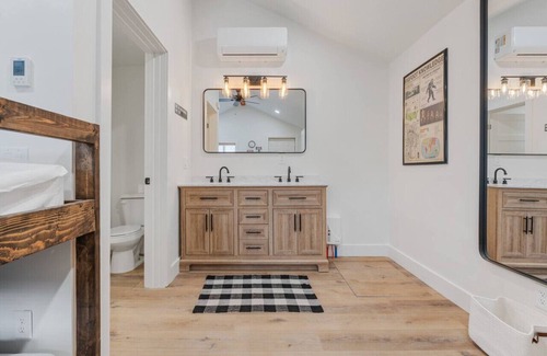 St. Charles Cabina | #8 Bigfoot Cabin! Newly Remodeled! AC!