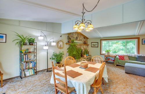 Northeast Casa | 8 Mi to Crystal Mountain Peaceful Up North Home
