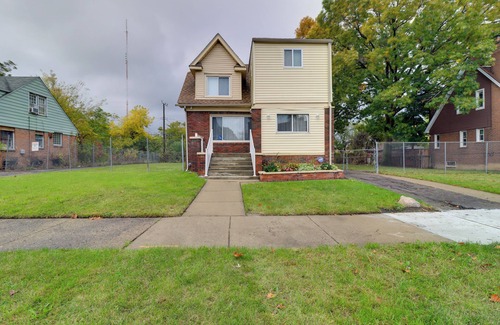 Detroit Cabaña | 8 Mi to Ford Field: Detroit Getaway w/ Fireplace!