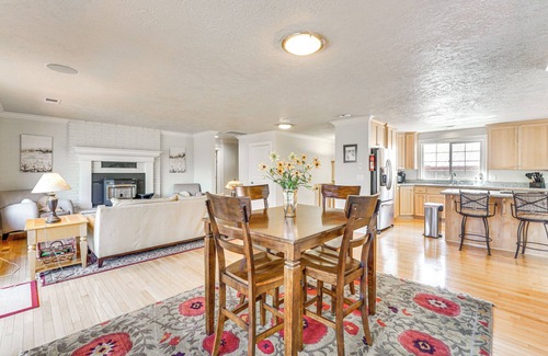 Ruch Casa | 8 Mi to Jacksonville: Oregon Getaway w/ Deck!