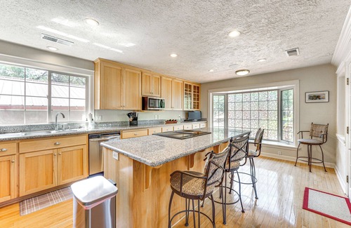 Ruch Casa | 8 Mi to Jacksonville: Oregon Getaway w/ Deck!