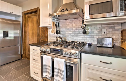 Strathmoor Village Casa | ¡NUEVO! Louisville Inicio w / Sunroom 3 Mi. al centro!