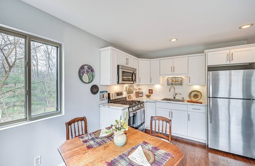 La Porte Apartamento | 8 Mi to Lake Michigan: Creative Retreat w/ Deck!