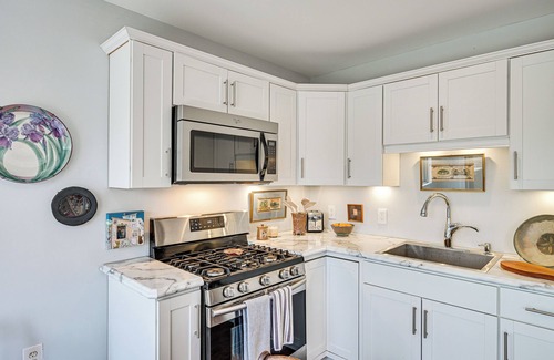 La Porte Apartamento | 8 Mi to Lake Michigan: Creative Retreat w/ Deck!