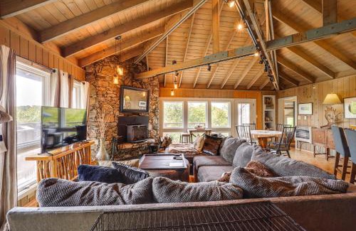 Seven Devils Casa | 8 Mi to Ski Slopes! Hot Tub Haven in Seven Devils