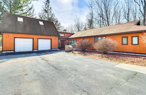 Mount Pocono Casa | 8 Mi to Slopes Family Escape with Hot Tub in Cresco