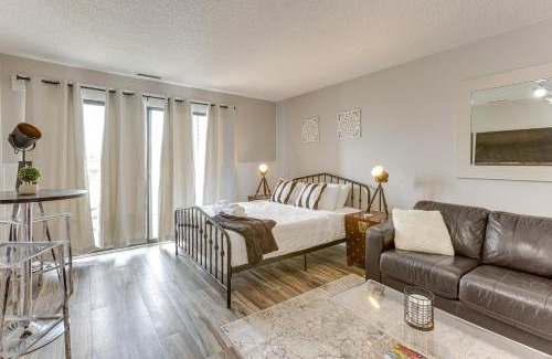 Acme Apartamento | 8 Mi to Traverse City Bayside Couples Retreat