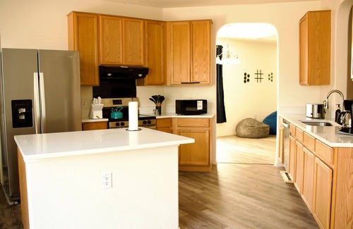 McKinney Casa | 8 min to Airport & downtown big blue house in Austin