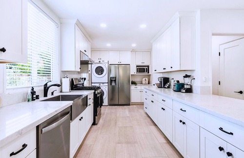 Fullerton Casa | 8 Mins to Disney: Sleeps 8 + Fire Pit + Laundry