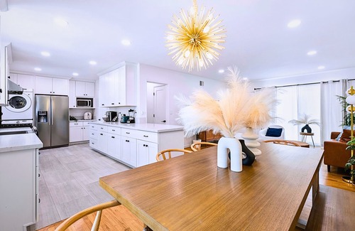 Fullerton Casa | 8 Mins to Disney: Sleeps 8 + Fire Pit + Laundry
