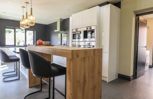 Royston Cabaña | 8 NEWMARKET ROAD, pet friendly, character holiday cottage in Royston