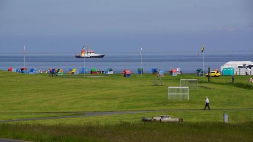 Otterndorf Alquiler De Eote | 8 Personen Hausboot mit Hot Tub, Sauna, Kaminofen, Klimaanlage, Lounge, Sonnendeck und Garten mit Buddelschiff direkt hinterm Deich in Otterndorf