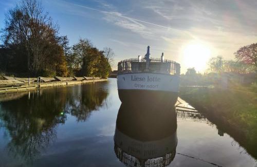 Otterndorf Alquiler De Eote | 8 Personen Hausboot mit Hot Tub, Sauna, Kaminofen, Klimaanlage, Lounge, Sonnendeck und Garten mit Buddelschiff direkt hinterm Deich in Otterndorf