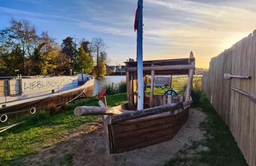 Otterndorf Alquiler De Eote | 8 Personen Hausboot mit Hot Tub, Sauna, Kaminofen, Klimaanlage, Lounge, Sonnendeck und Garten mit Buddelschiff direkt hinterm Deich in Otterndorf