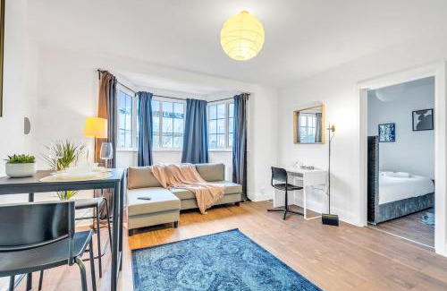Hendon Casa | 8 Private Rooms with own kitchen & bathroom, Parking, 30min to Wembley Stadium, sleeps 16 to 20 people