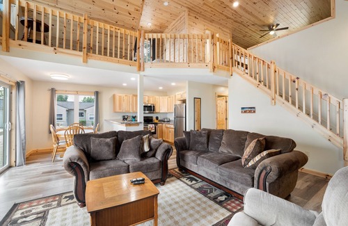 Northeastern Michigan Complejo | #8 Thomas' Parkside Cottages, Beachfront Lake Huron, parkside, downtown local