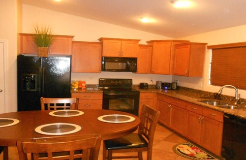 Miller Manor Casa | 800 SQ FT PUTTING / CHIPPING GREEN JUNTO A LA PISCINA CLIMATIZADA 4 BD RM HOME