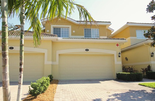 Braden River Casa | 8304-102 Gorgeous golf and lake view coach home next to pool