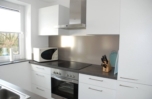 Niedernhausen Apartamento | Confort de 85 m2: 2 plazas. Conexión de tráfico superior de 2 baños WLAN. FFM WI Rin Taunus
