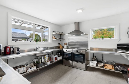 Christchurch City Centre Villa | 9-Bedroom Christchurch City Villa - Sleeps 19