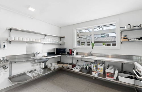 Christchurch City Centre Villa | 9-Bedroom Christchurch City Villa - Sleeps 19