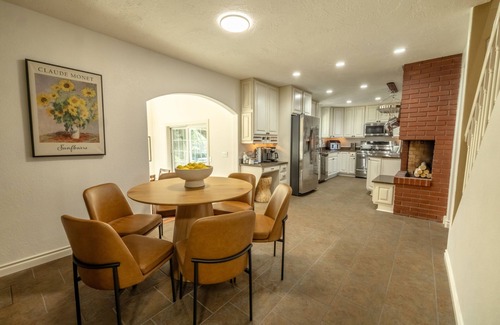 Vancouver Casa | 9 Bedroom, Hot Tub, Sauna, Patios, Golf, Game Room, Professionally Designed Home