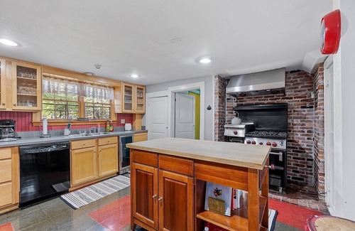 Falmouth Casa | 9-bedroom vacation home near Cape Cod Beaches