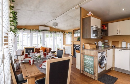 Clacton-on-Sea Cabaña | 9 BIRCH GROVE, pet friendly, with a garden in St. Osyth