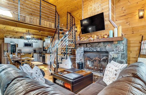 Clarkesville Cabina | 9 Mi to Lake Burton: Cabin w/ Deck Near Helen