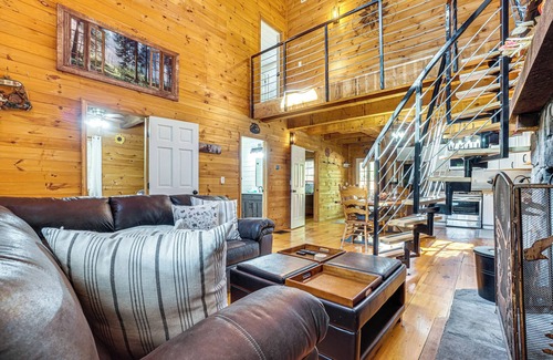 Clarkesville Cabina | 9 Mi to Lake Burton: Cabin w/ Deck Near Helen