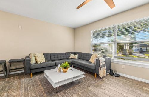 Seminole Casa | 9 mins to Beach Pool Fire Pit Sleeps 10