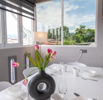 Taman Teh Teng Seng Casa | 9 mins to Ipoh Tambun-5-10pax Cozy 2nd Floor Suite