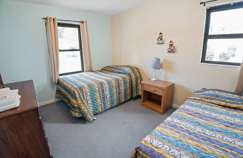 Oscoda Complejo | #9 Thomas' Parkside Cottages. 2BR Beach walk-out to Lake Huron, downtown local