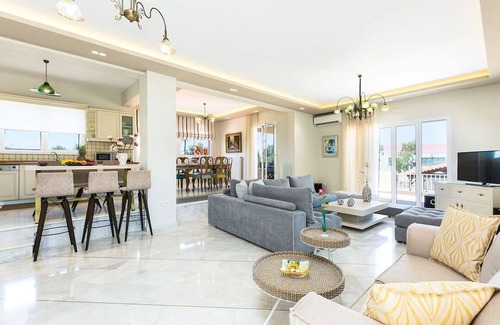 Houdetsi Villa | Piscina de 90m2, fútbol, baloncesto, gimnasio, parque infantil, voley, ping pong y mucho más.
