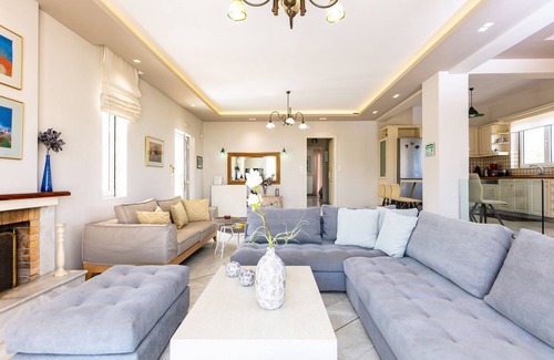 Houdetsi Villa | Piscina de 90m2, fútbol, baloncesto, gimnasio, parque infantil, voley, ping pong y mucho más.