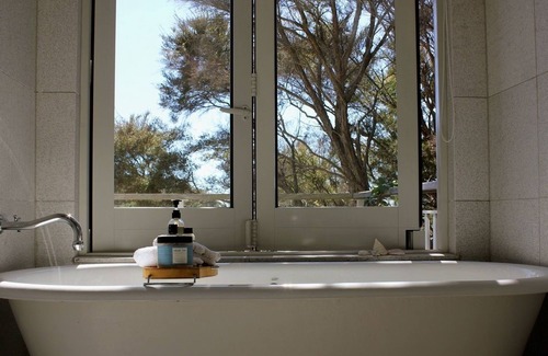 Cooks Beach Cama Y Desayuno | 970 Lonely Bay Lodge