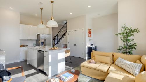 McFerrin Park Casa | 98 Degrees by AvantStay Covered Balcony Lounge Newly Built 4BDR Home