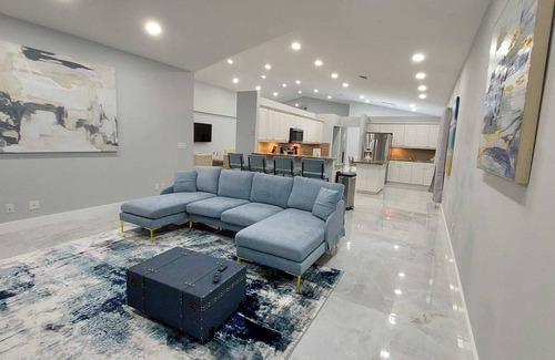 Coconut Creek Casa | 9BR/5BA Getaway, Heated Pool, Jacuzzi, Beach Volleyball & Mini Golf