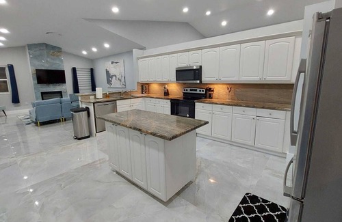 Coconut Creek Casa | 9BR/5BA Getaway, Heated Pool, Jacuzzi, Beach Volleyball & Mini Golf