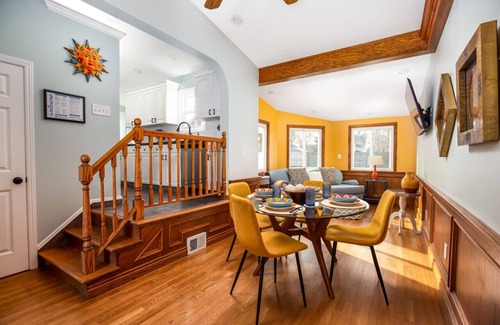 Grand Rapids Casa | 9mins to Downtown GR | Hot Tub | Fire Pit | Pet Friendly | Foos Ball | Ping Pong