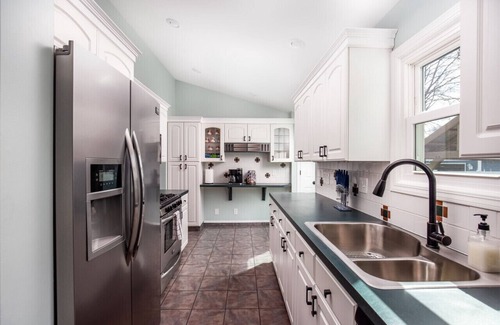 Grand Rapids Casa | 9mins to Downtown GR | Hot Tub | Fire Pit | Pet Friendly | Foos Ball | Ping Pong