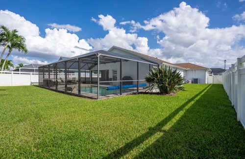 Beachwalk Isles Casa | ¡Una casa con piscina climatizada de 3 habitaciones y 2 baños a solo 5 millas de Fort Myers Beach!