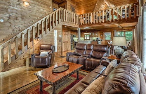 Mineral Bluff Cabina | A Bear's Dream - Tri-State Panoramic Views, Hot Tub, Game Room!
