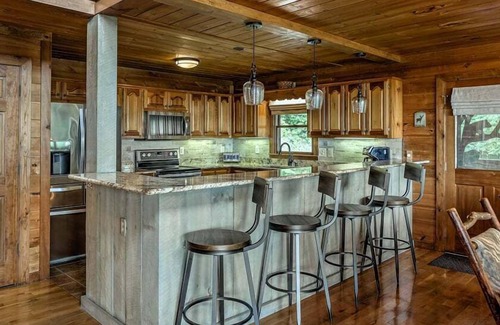 Mineral Bluff Cabina | A Bear's Dream - Tri-State Panoramic Views, Hot Tub, Game Room!