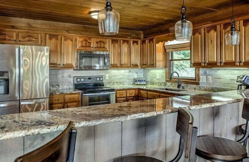 Mineral Bluff Cabina | A Bear's Dream - Tri-State Panoramic Views, Hot Tub, Game Room!