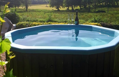 Bussiere-Poitevine Casa | La Belle Grange. Un granero bellamente restaurado con jacuzzi privado.