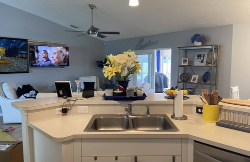 West Melbourne Casa | A Beautiful Home—mins to beach!
