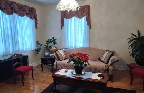 Connellsville Cama Y Desayuno | A Beautiful Home in city near restaurants and activities